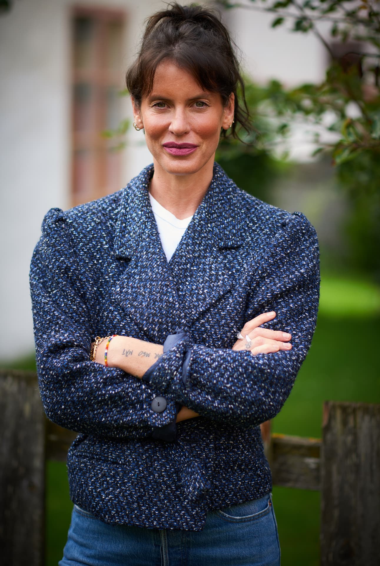 Nina Rung i blå kavaj utomhus