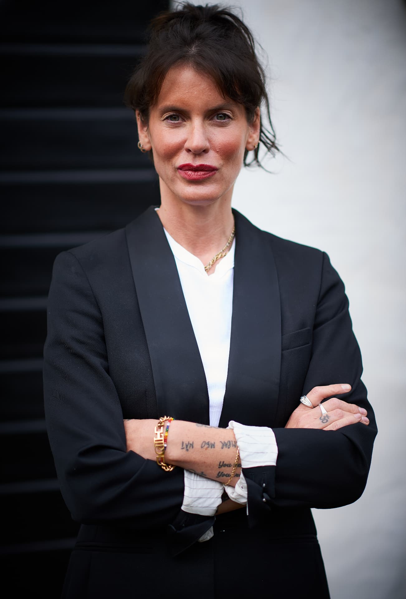 Nina Rung i svart kavaj med korslagda armar